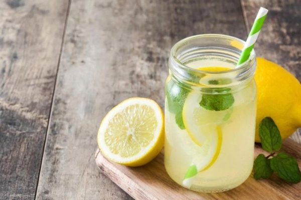 Drinking lemon water seems healthy, but it can easily "backfire" if you make these 5 mistakes