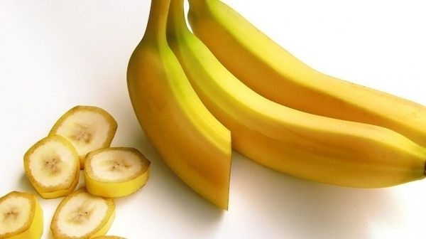 Eating bananas daily to keep blood pressure at safe levels and things to note