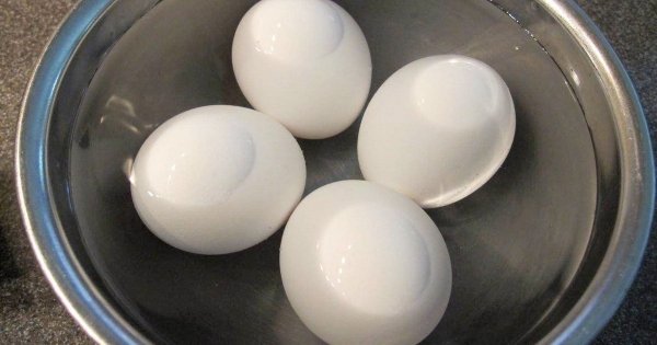 Should boiled eggs be soaked in cold water?