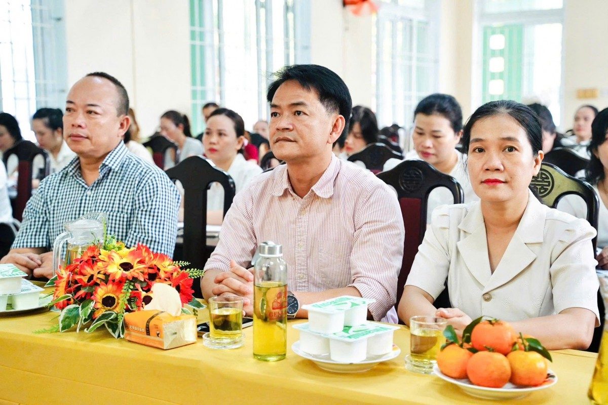 Attending the training session was Mr. Phan Huu Son – Member of the Standing Committee of the Party Committee, Vice Chairman of the People's Committee of Phu Bai Ward