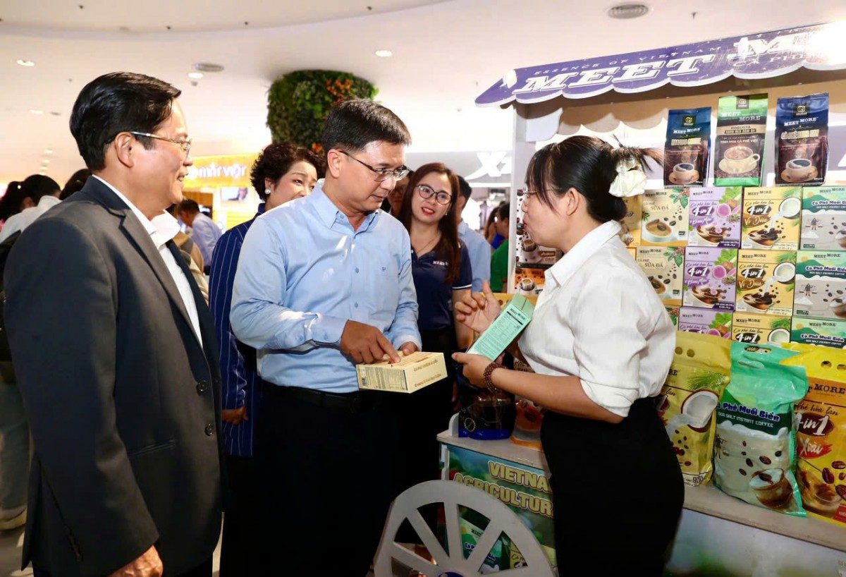 Mr. Nguyen Manh Cuong - Alternate Member of the Party Central Committee, Member of the Standing Committee of the City Party Committee, Vice Chairman of the Ho Chi Minh City People's Committee (in blue shirt) - visits various stalls at the festival - Photo: NLD