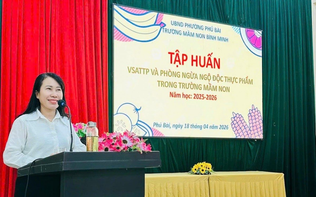 Binh Minh Kindergarten (Phu Bai Ward, Hue City) organized a specialized training session on food safety and hygiene