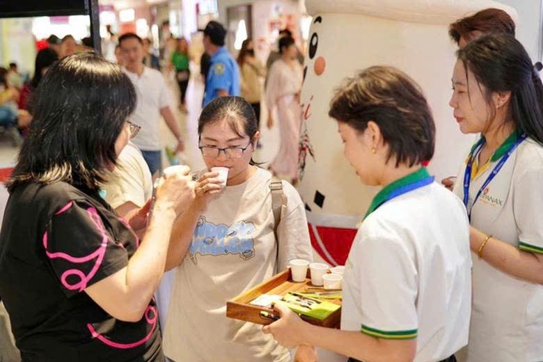 The 4th Honoring Vietnamese Coffee and Tea Festival 2026 attracted many visitors and enthusiasts - Photo: NLD