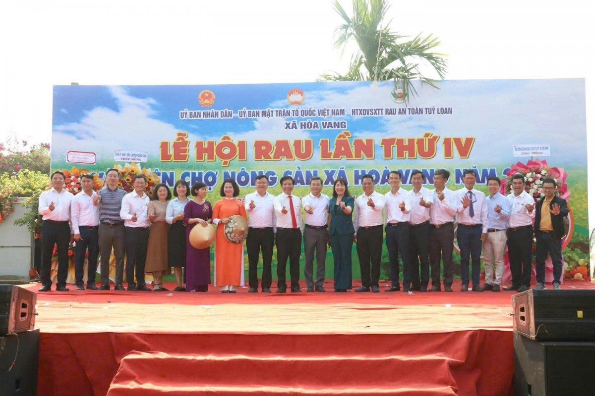 Leaders of departments and agencies, along with local officials and delegates, took souvenir photos at the festival.