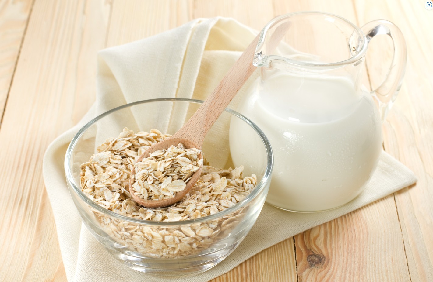 Eating oatmeal for breakfast helps with weight loss and blood sugar management.