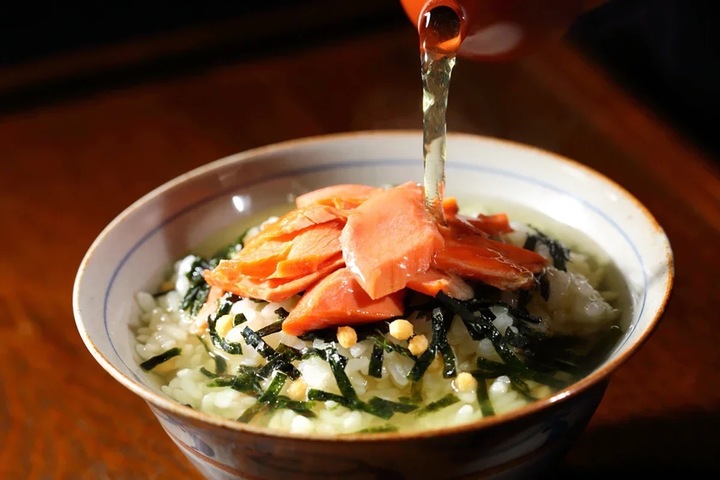 The combination of cold rice and tea helps cleanse the intestinal tract. (Photo: WasabiCO)