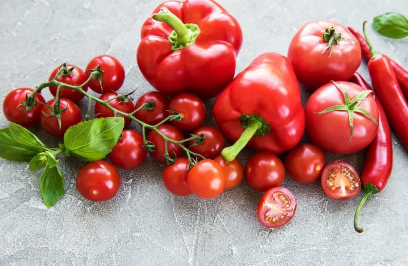 Tomatoes and red bell peppers are rich in the antioxidants vitamin C and lycopene.