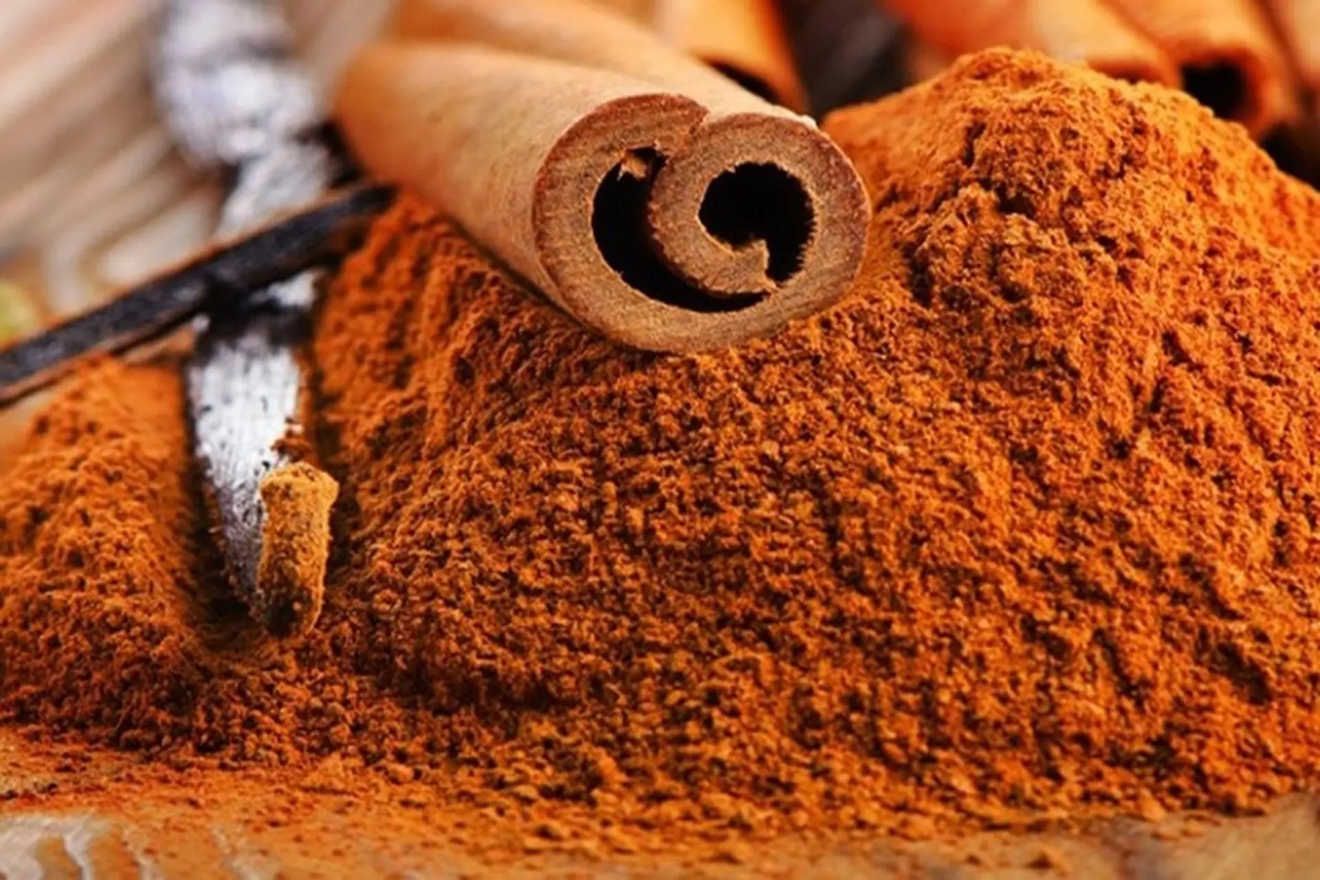 Not only adding flavor, cinnamon can also help lower blood sugar and reduce insulin resistance