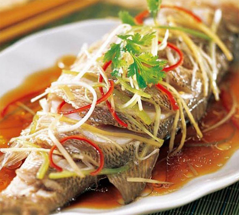 Steamed fish helps preserve the fish's natural sweetness while remaining low in oil and fat, making it great for the health of elderly people.