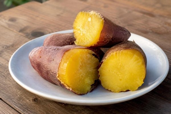 What advantages do sweet potatoes offer for postprandial blood sugar?
