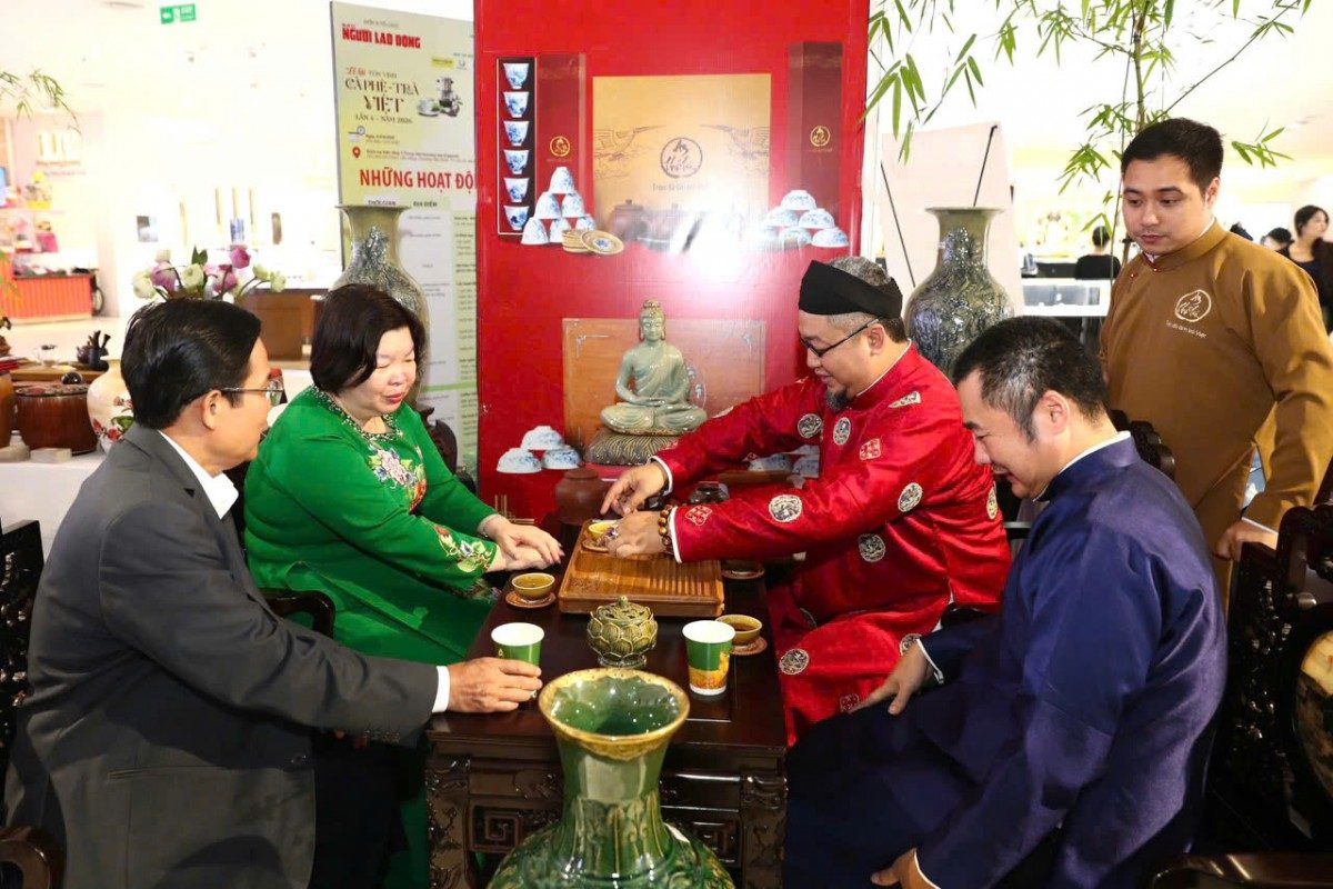 Ms. Cao Xuan Thu Van, President of the Vietnam Cooperative Alliance, enjoys tea from the An Tho Tuc brand - The Complete Vietnamese Teapot - Photo: NLD