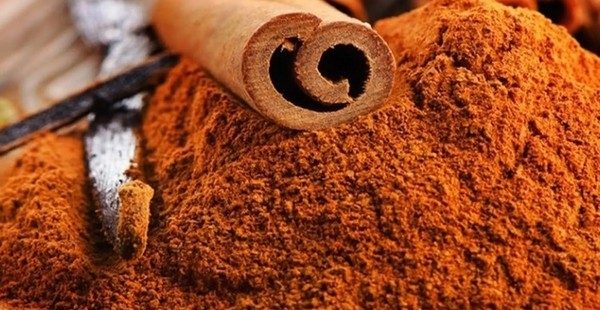 Not only adding flavor, cinnamon can also help lower blood sugar and reduce insulin resistance